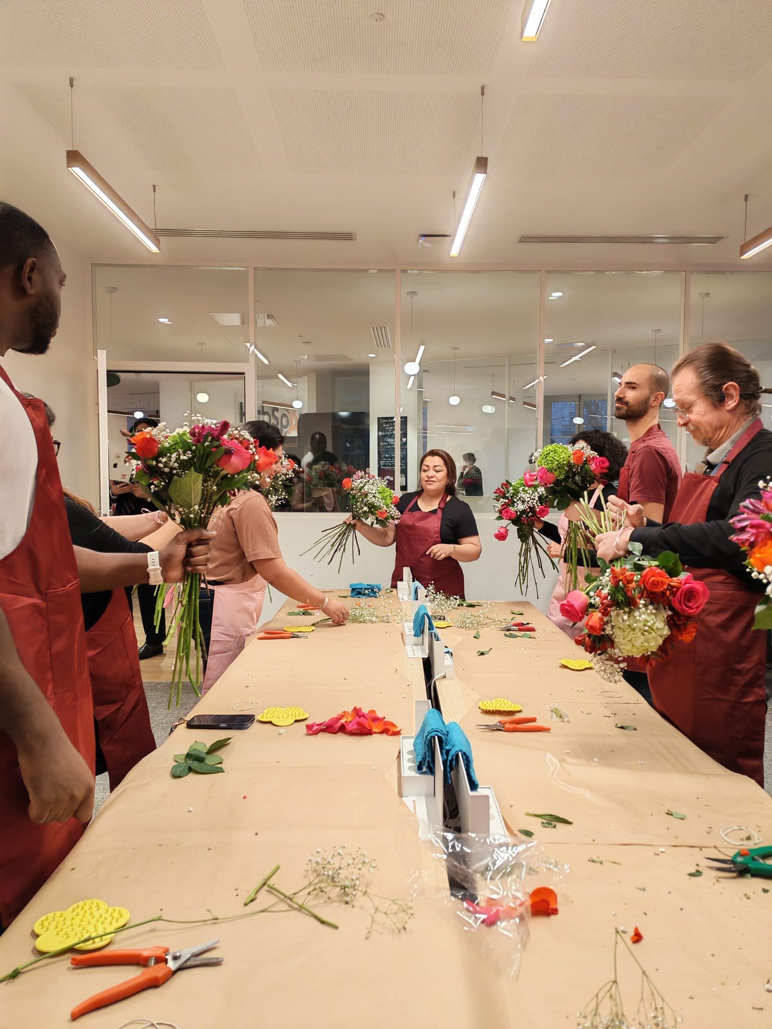 La commerçante de La felicidad en train de donner un cours d'atelier floral 