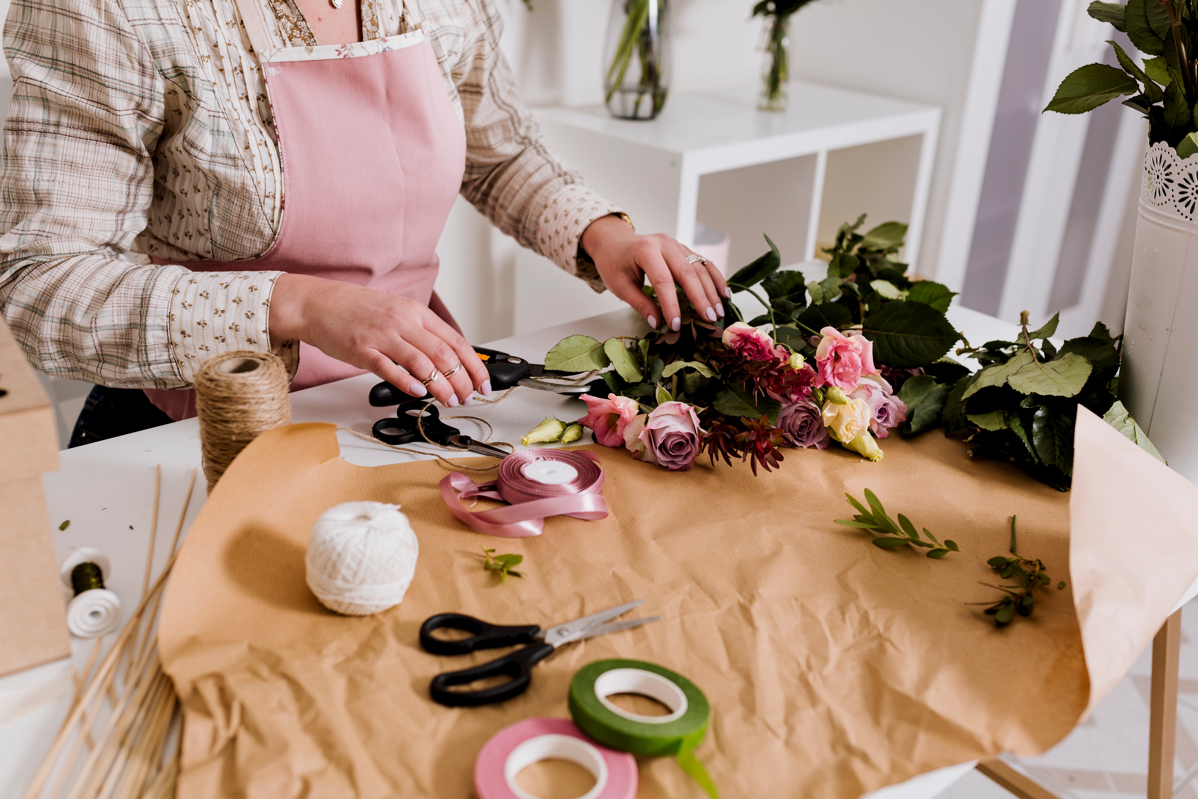 Préparation d'un bouquet lors d'un atelier floral 