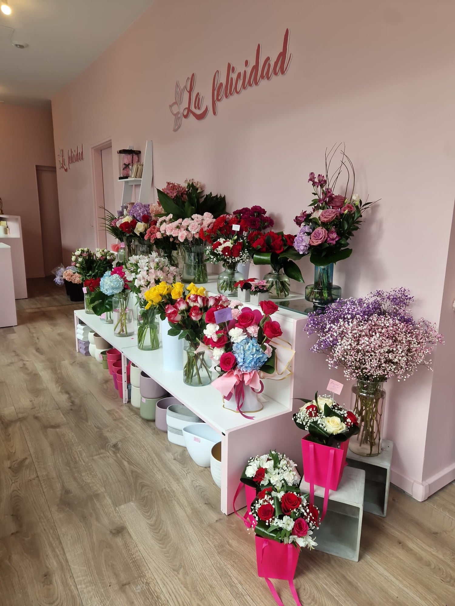 Intérieur de la boutique avec une vue sur l'étalage des fleurs mises en vente